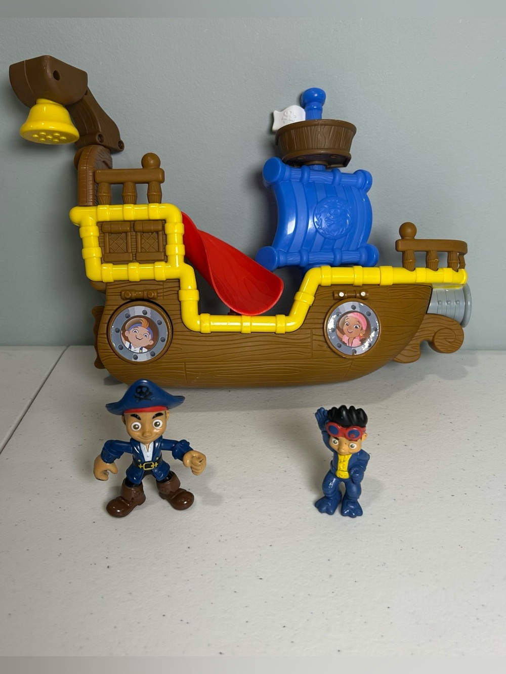 Jake & the Neverland Pirates Splashin Bucky Buckets Bathtub Toy Boat & Character